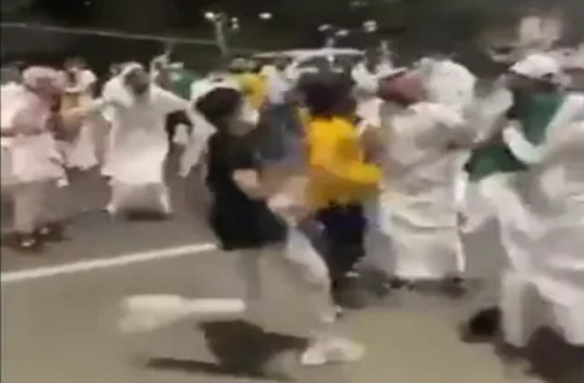شاهد بالفيديو .. الاحتفالات باليوم الوطني في السعودية يتحول إلى حرب بالسكاكين 