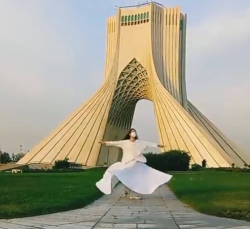 فتاة ايرانية تتحدى النظام الإيراني مؤدية وصلة رقص امام احد المعالم الاشهر في العاصمة طهران 