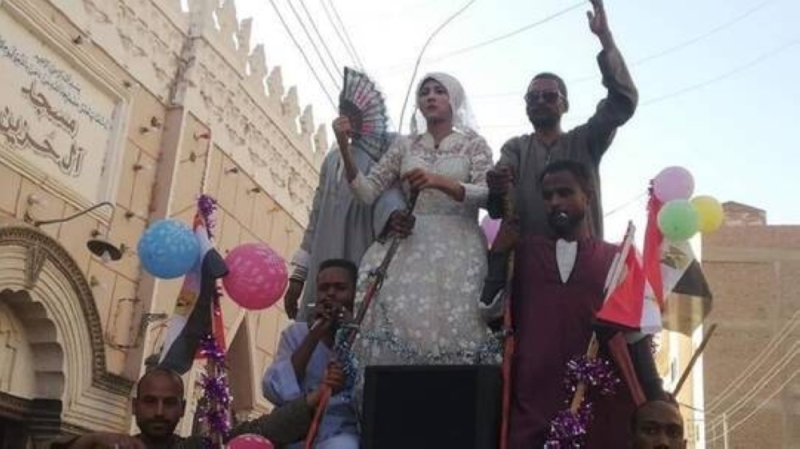 شاب مصري يرتدي فستان زفاف احتفالا بقدوم شهر رمضان ويثير جدلاً واسعاً في مواقع التواصل الاجتماعي 