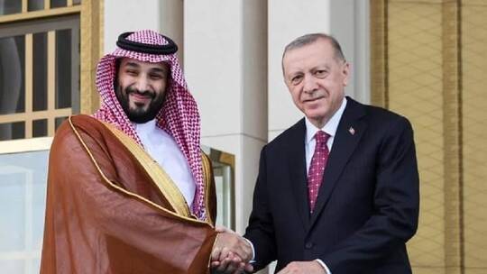 تحية ولي العهد السعودي للحرس الرئاسي التركي تثير جدلاً واسعاً على مواقع التواصل الاجتماعي (فيديو) 