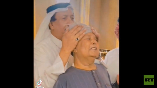 رجل اعمال سعودي يحتفي بعامل مصري بعد 40 عاما من العمل لديه ويوثق لحظات الوداع 