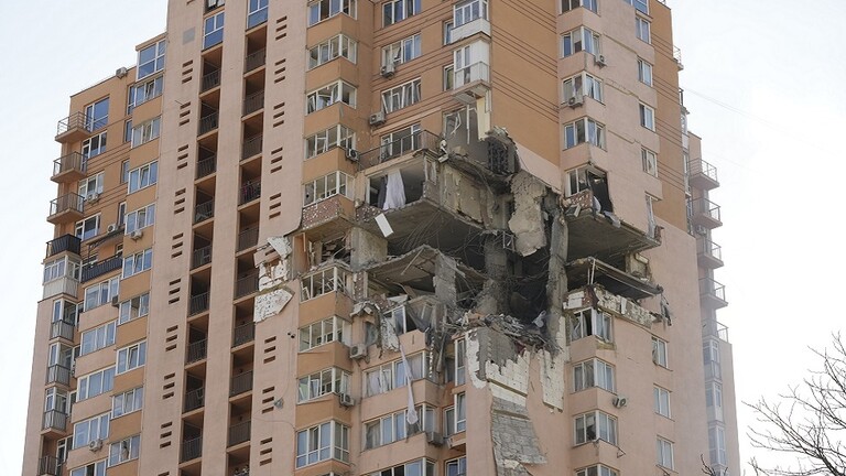 حقيقة الصاروخ الذي ضرب مبنى سكنيا في العاصمة الأوكرانية