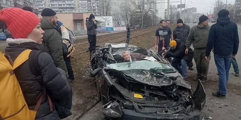 مدرعة روسية تدهس سيارة في العاصمة الأوكرانيه .. وهذا هو مصير سائقها .. صورة