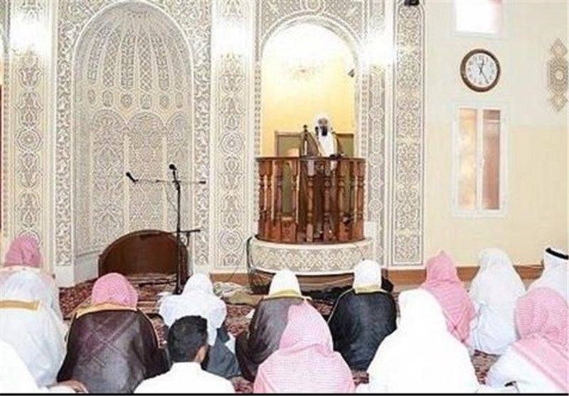 إمام مسجد سعودي يفقد أعصابه أثناء إلقائه خطبة : الله يأخذني إذا أتيت مرّه ثانية أخطب فيكم