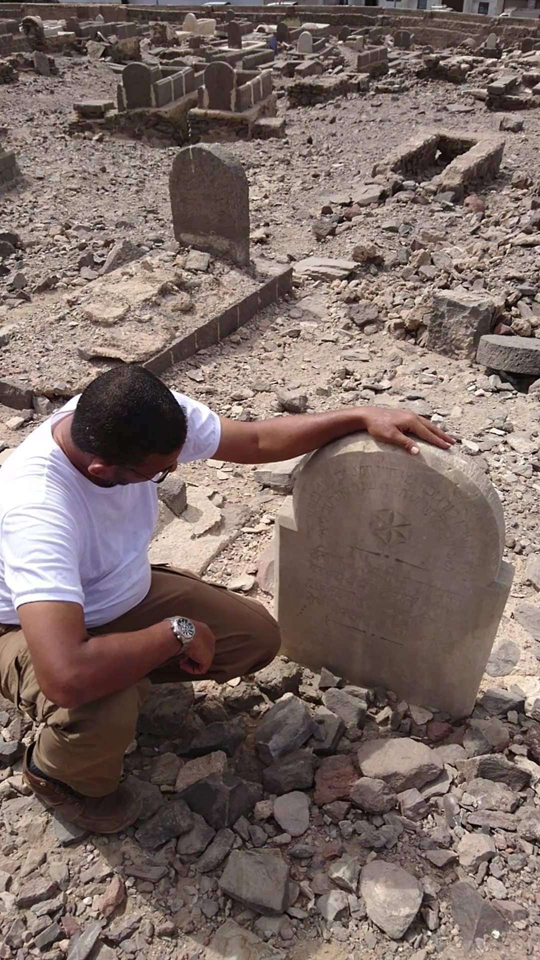 باحث عدني يكشف عن مفاجاة عثر عليها فوق قبر يهودي في عدن