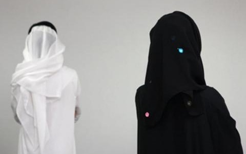 سعودية تطلب الطلاق من زوجها بسبب صورة رأتها في منزل صديقتها