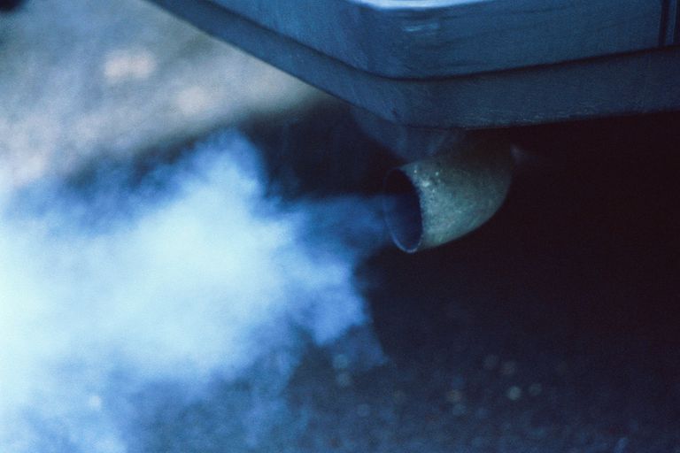 ما معنى خروج دخان أزرق اللون من شكمان السيارة ؟