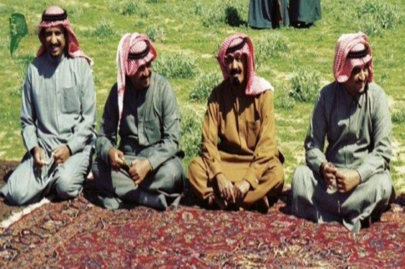 صورة نادرة للملك سلمان وعبدالله وفهد والمفاجأة في هوية الشخص الرابع 
