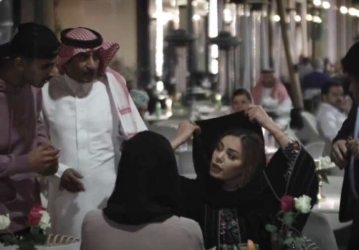 مقطع فيديو يوثق فتاتان سعوديتان تعترضان على تواجد رجل ملتحي داخل مطعم