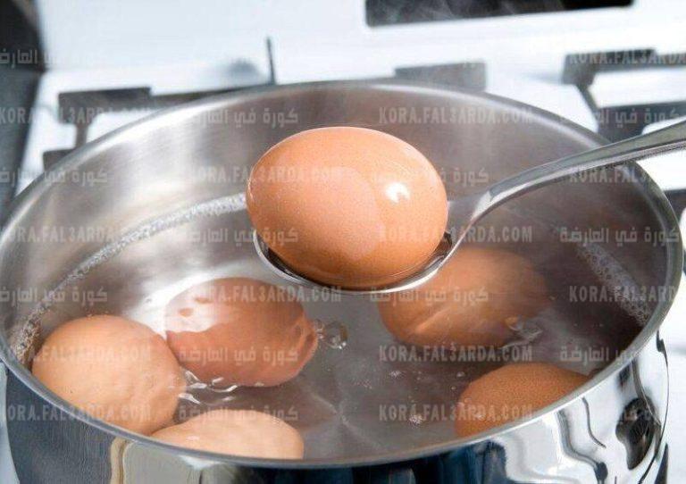 ” معجزة ” جبارة هذا ما يحدث عند وضع قطعة من الخبز أثناء سلق البيض 