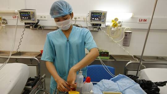 السعودية .. فريق طبي ينهي معاناة طفلة مصابة بثقب في القلب بعملية استغرقت 6ساعات