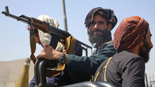 تعرف على شكل الحجاب الذي فرضه صورة “طالبان” على المرأة الموظفة في أفغانستان واثار موجة جدل على وسائل التواصل الاجتماعي  ( صورة )