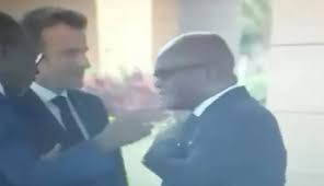 ماكرون يتعرض لموقف محرج مع رئيس افريقي اعتبره الجميع اهانة له