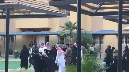 السعودية: فيديو يثير ضجة كبيرة لأشخاص ملثمين يدخلون دار للأيتام ويقومون بهذا الفعل 