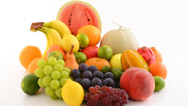 احذر ان ترميها ..  قشور هذه الفاكهة توقف تراكم الكوليسترول الضار ومفيدة جداً لصحة العيون !